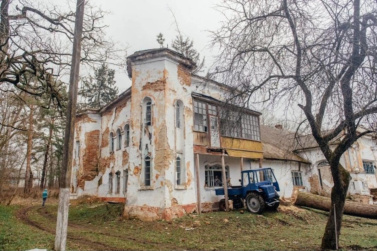 На Хмельниччині руйнується маєток-палац. Чи можна його врятувати?